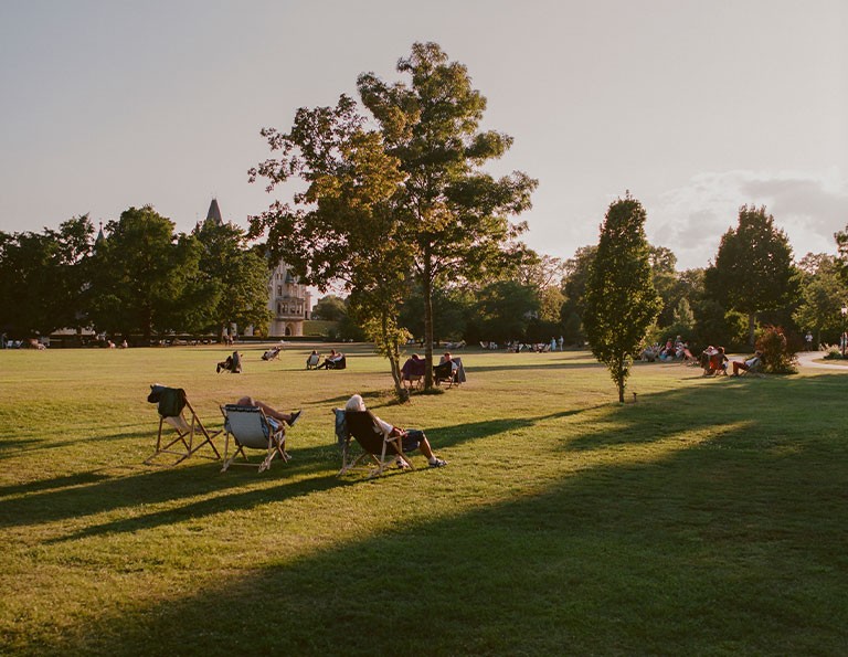 Ein erster Höhepunkt vor einem Musikerlebnis in Grafenegg kann ein Picknick im Schlosspark sein.  © Lisa Edi