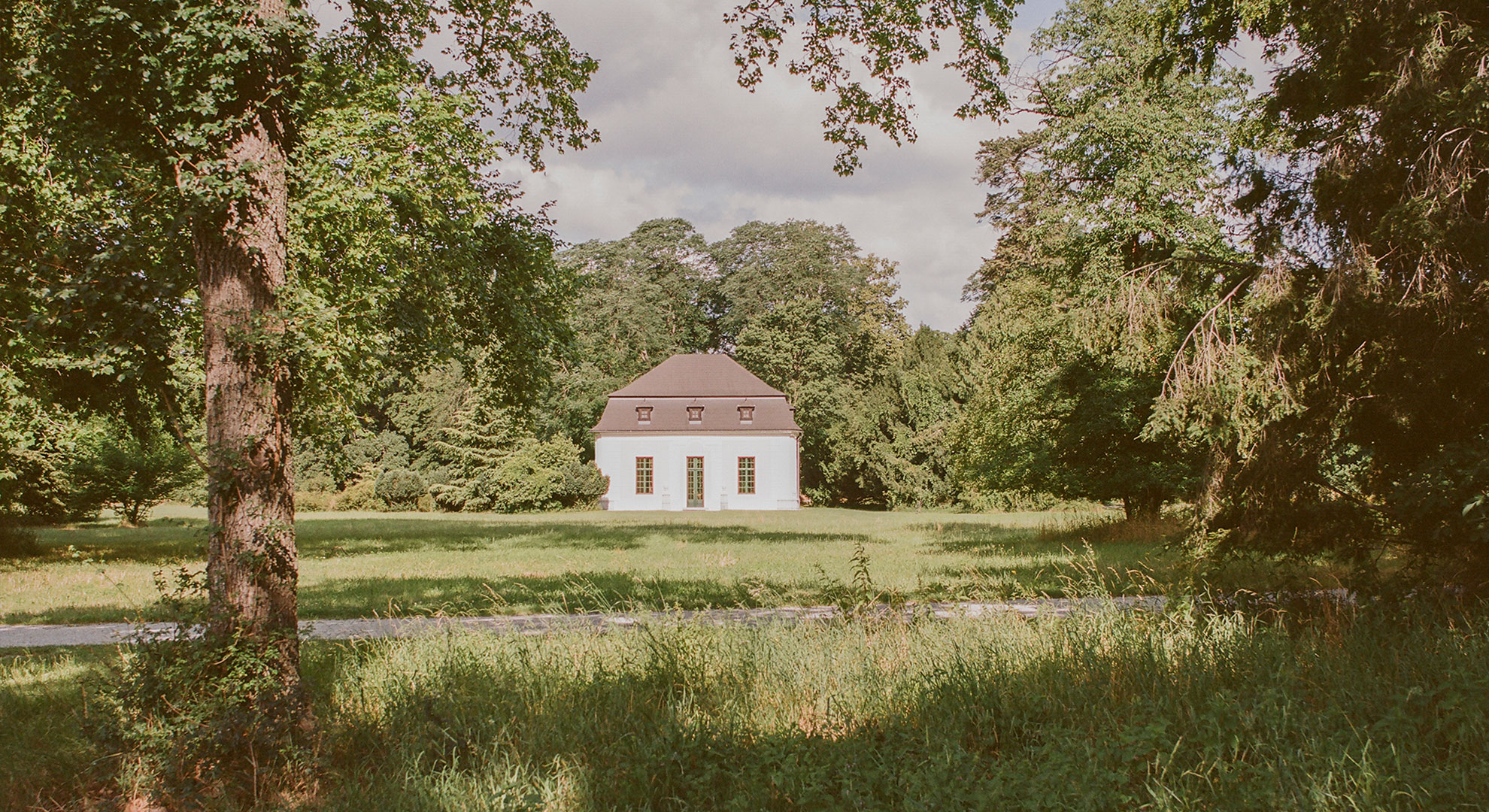 Künstlergespräch im Gartenpavillon © Lisa Edi