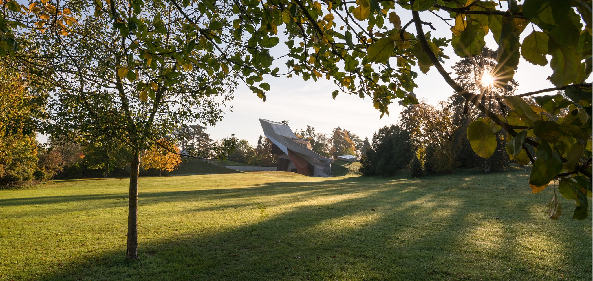 Eine Vielzahl an zum Teil exotischen Baumarten prägt den historischen Landschaftsgarten von Grafenegg. Seit 2007 kommt im Rahmen des Festivals alljährlich ein neuer Baum hinzu, der vom jeweiligen Composer in Residence gepflanzt wird.
Ewald Baringer blickt auf die Tradition der Komponistenbäume zurück.